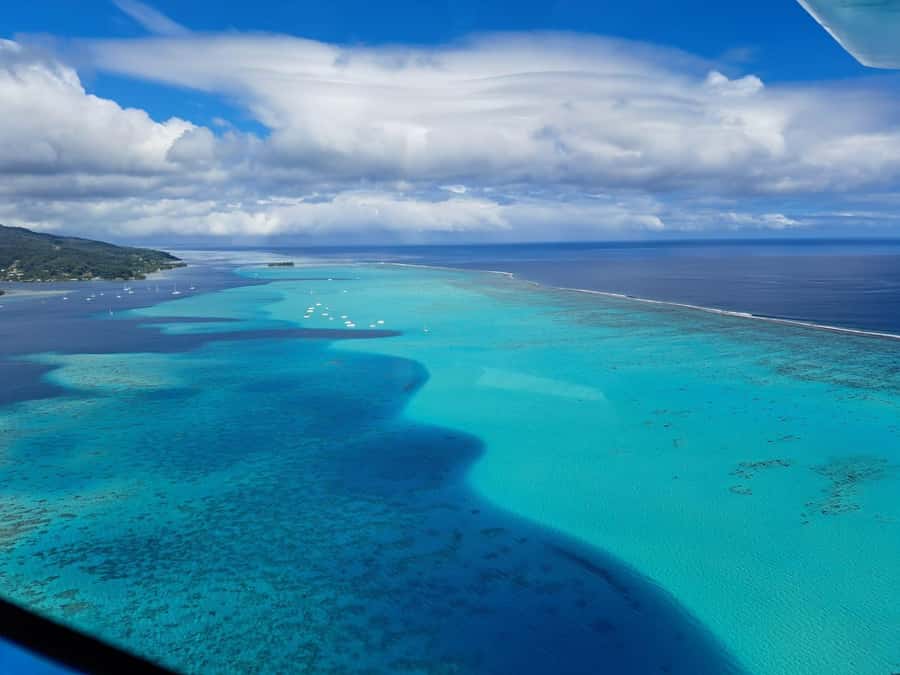 Bora-Bora 30 minutes private flight in light aircraft - Following the coral reef at 400 meters