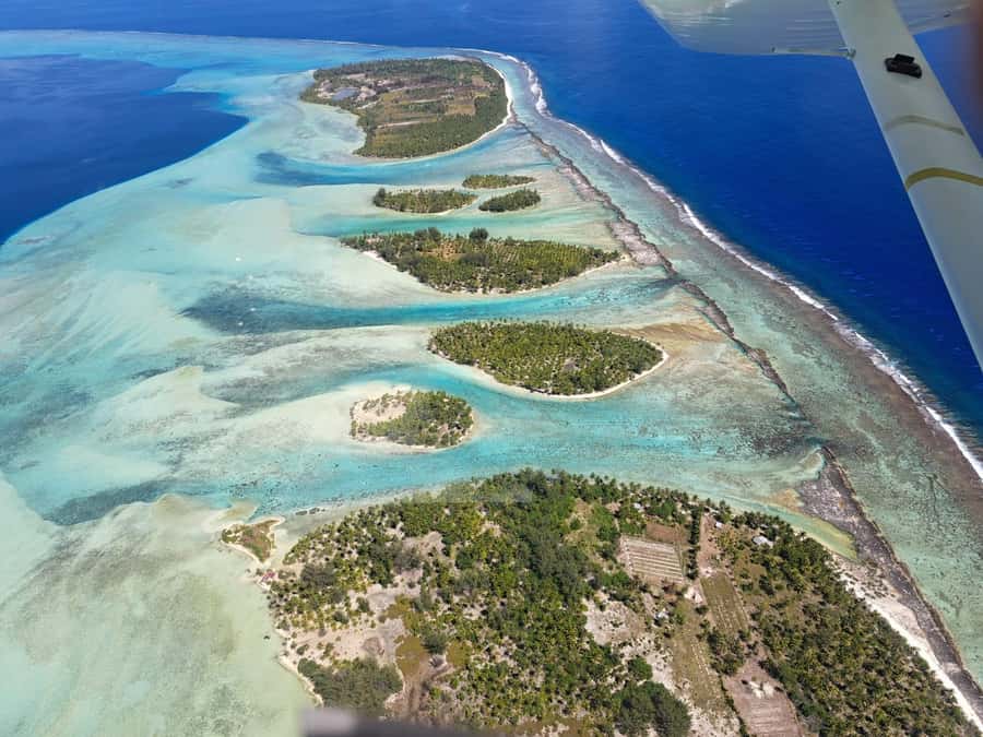 Bora-Bora 30 minutes private flight in light aircraft - Beaches, coconut palms, and famous resorts below