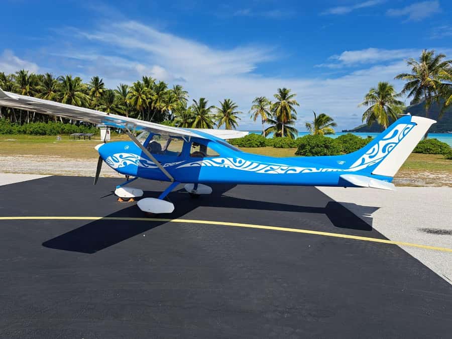 Bora-Bora 30 minutes private flight in light aircraft - Taking off from Bora Bora Airport