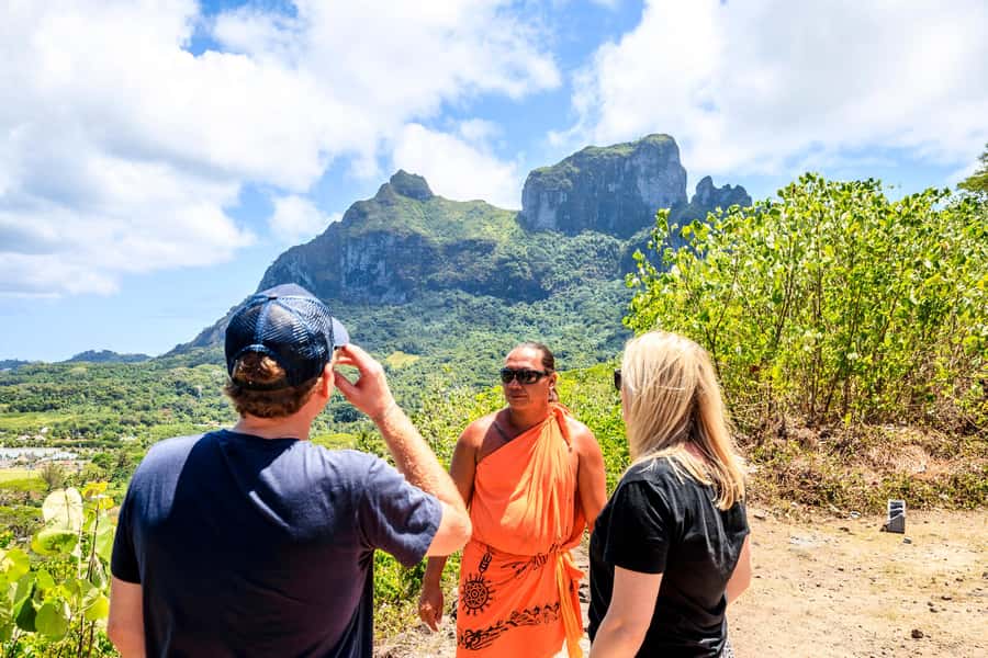 Bora Bora: 4WD History & Culture Tour - WWII cannons and the American presence in 1942