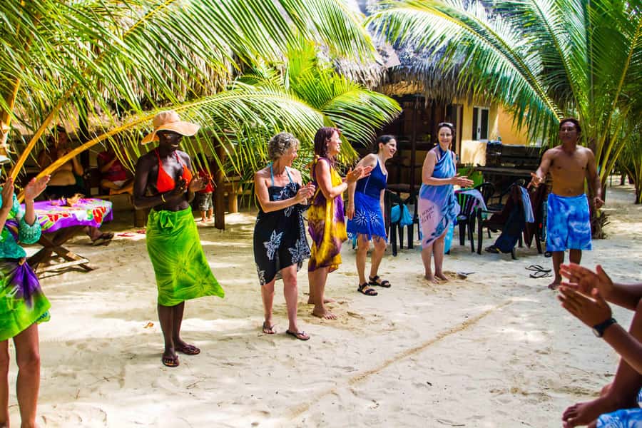 Bora Bora: Full-Day Lagoon Snorkelling Tour - A motu barbecue with your feet in the lagoon