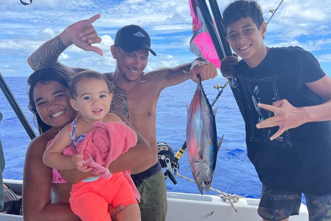 Day DE Fishing VIP in Moorea – Private Boat & Lunch - Starting with reef trolling