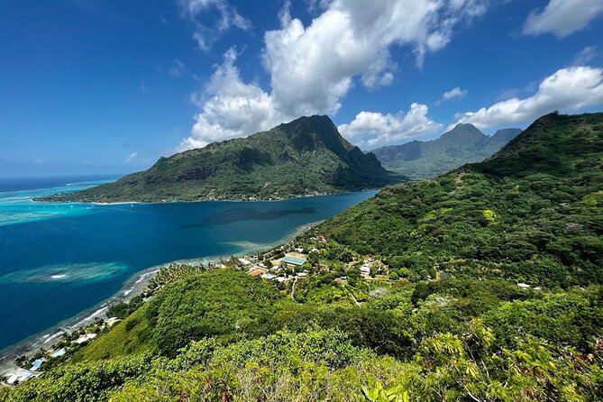 Discovering Moorea from Tahiti in 4x4 with the Ferry Terevau - Magic Mountain and its 360-degree view