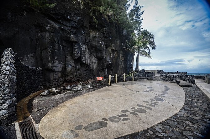 Discovering the emblematic sites of Tahiti - Pointe Vénus begins with beach and history