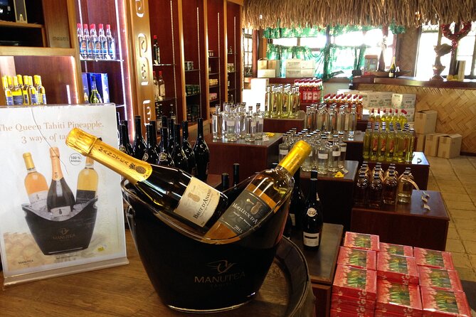 Franckyfranck tours Moorea - Tours privés // Private half day tours - Juice, Fruit, and Liquor at Manutea Tahiti