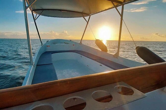 Guided sunset cruise on Raiatea Lagoon - The changing light over Raiatea Lagoon
