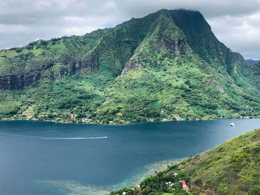 Moorea:4X4 safari excursion between land and sea with lunch - The beach stop and what to pack