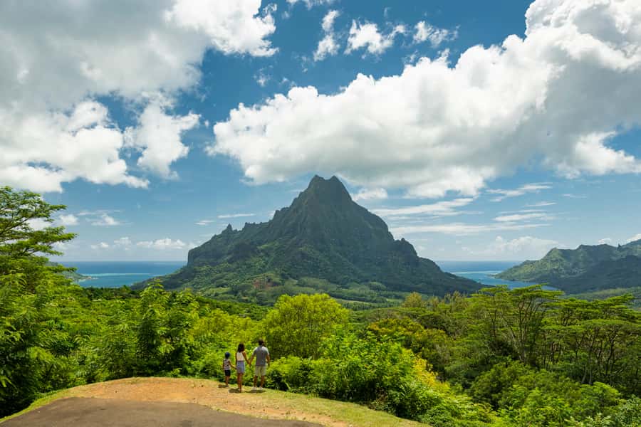 Moorea Highligts: Blue Lagoon Shore Attractions and Lookouts - Tiki Village and Polynesian culture