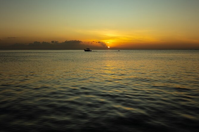 Moorea Sunset Boat Trip - Cocktails, water, and a friendly Polynesian welcome