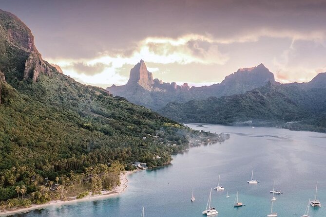 N°1 Moorea Transfers Shuttle Airport Ferry terminal - The flower lei and Polynesian welcome