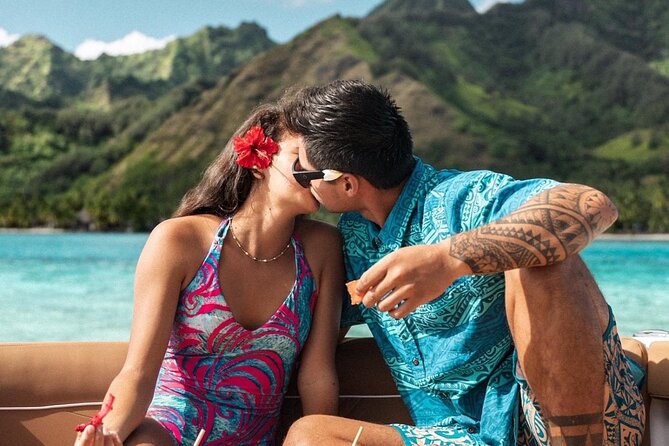 Private lagoon tour (rays, sharks, turtles) by boat in Moorea - Meeting turtles along Moorea’s north coast