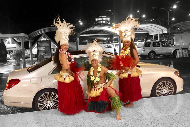Private transfer Airport, Hotels, Pensions, Ferry, Restaurants - A personal airport welcome at Papeete
