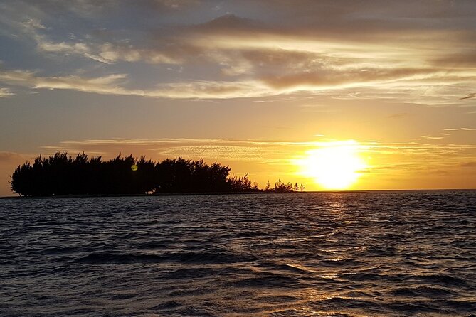 Reef Discovery Private Sunset Cruise in Bora-Bora - Snacks, drinks, and the Champagne decision