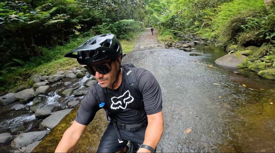 Tahiti E-bike, mtb, vtt Tour with Swimming and Lunch - The First Pool and Its Black-Sand Beach
