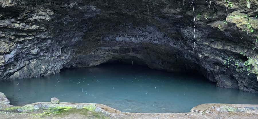 Tahiti: Private Half Day Culture and Nature Highlights Tour - Cooling off at Maraa Cave