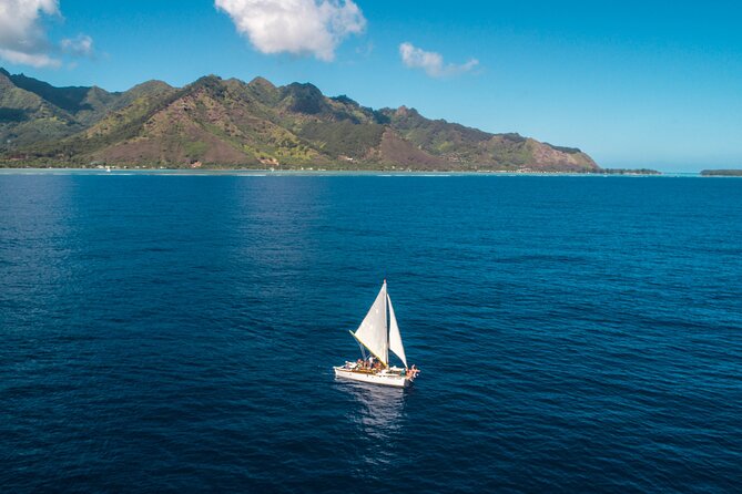 Vaapiti private sunset - Polynesian sailing stories between the stops