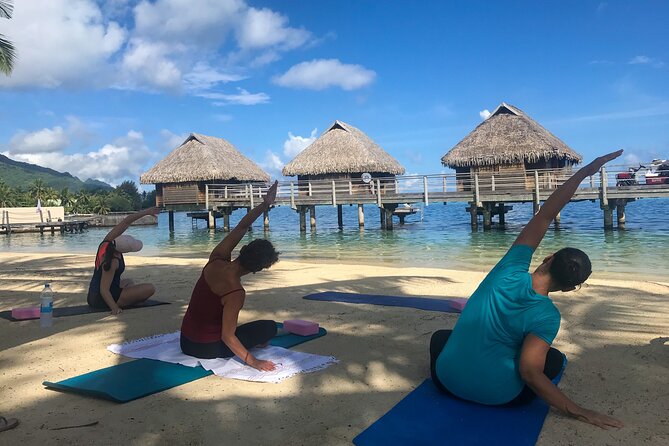 Yoga on the paradise beach of Manava Moorea - The setting: yoga with Moorea outside the studio
